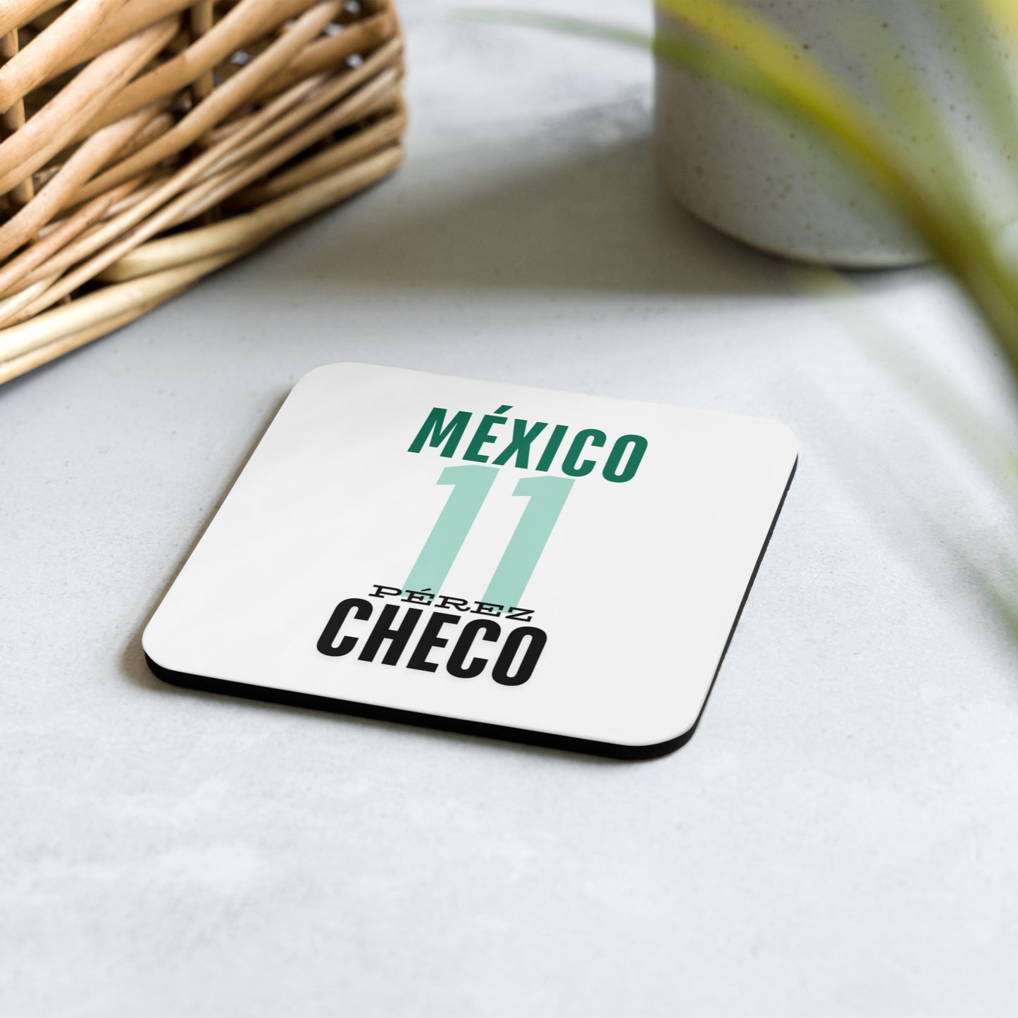 Posavasos de Checo Pérez en uso - Protección para mesa con estilo F1 mexicano