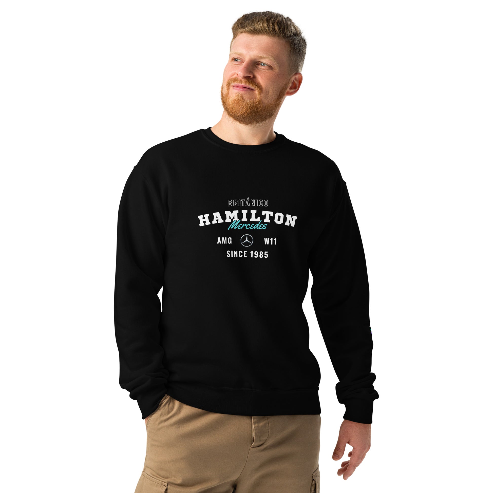 Fanático de Fórmula 1 vistiendo la sudadera HAMILTON, perfecta para mostrar pasión por las carreras.